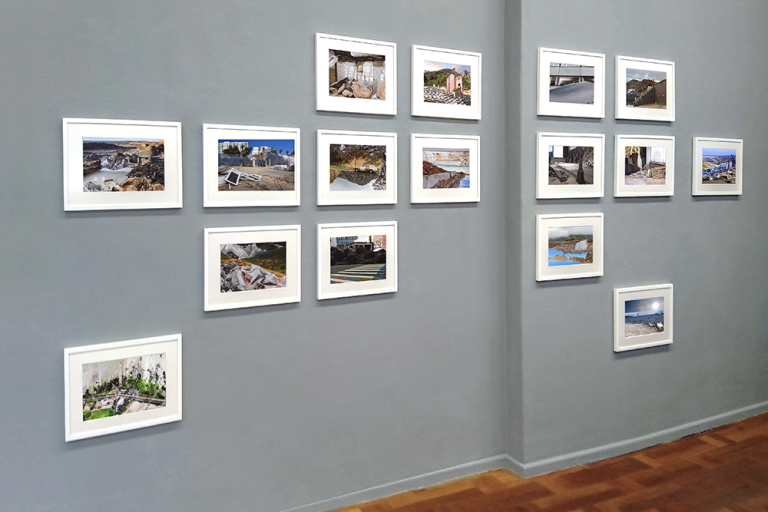 Ansicht der Ausstellung "EIN WEITES FELD" mit Collagen, 2020.